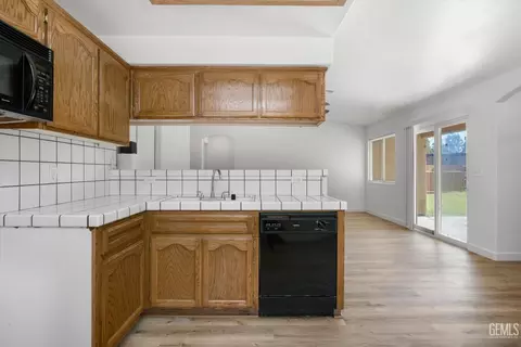 Kitchen - 11601 Hyperion Ave, Bakersfield, CA 93312 photo 4 of 4