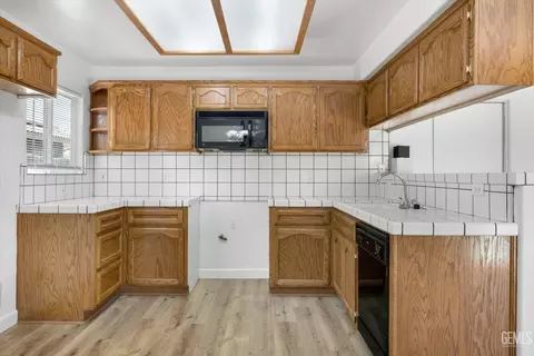 Kitchen - 11601 Hyperion Ave, Bakersfield, CA 93312 photo 1 of 4