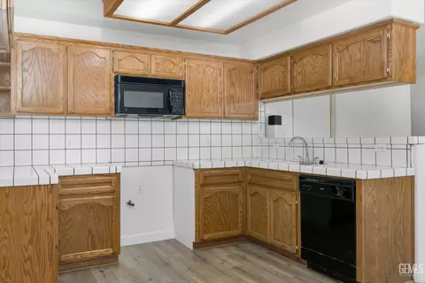 Kitchen - 11601 Hyperion Ave, Bakersfield, CA 93312 photo 2 of 4