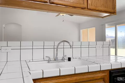 Kitchen - 11601 Hyperion Ave, Bakersfield, CA 93312 photo 3 of 4