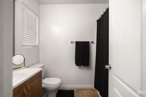 Bath - 1321 Dahlgren Ct, Bakersfield, CA 93306 photo 1 of 2