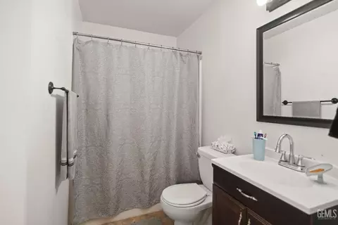 Bath - 1321 Dahlgren Ct, Bakersfield, CA 93306 photo 2 of 2