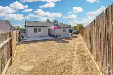 Exterior - 1321 Dahlgren Ct, Bakersfield, CA 93306 photo 5 of 6