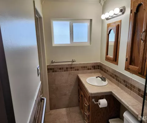 Bath - 921 2nd St, Taft, CA 93268 photo 5 of 6