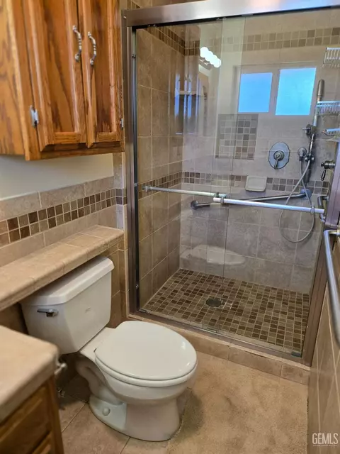 Bath - 921 2nd St, Taft, CA 93268 photo 6 of 6
