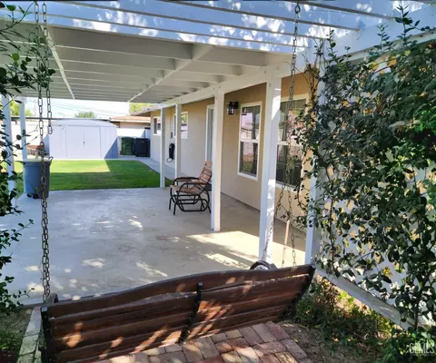 Exterior - 921 2nd St, Taft, CA 93268 photo 4 of 11