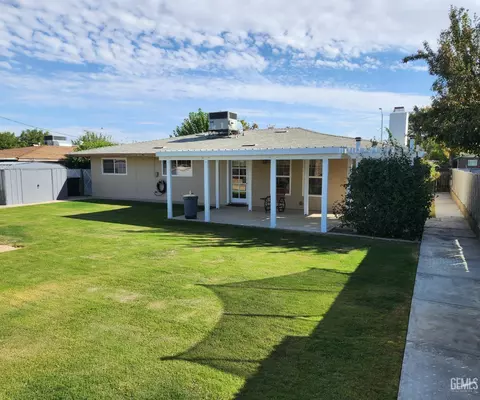 Exterior - 921 2nd St, Taft, CA 93268 photo 9 of 11