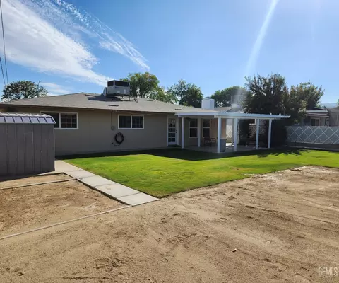 Exterior - 921 2nd St, Taft, CA 93268 photo 8 of 11