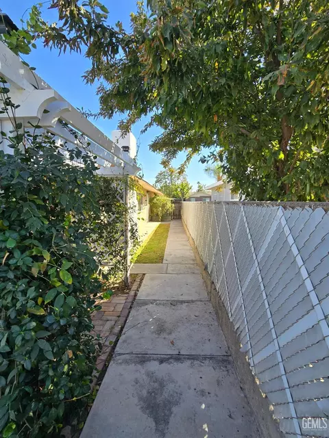 Exterior - 921 2nd St, Taft, CA 93268 photo 10 of 11