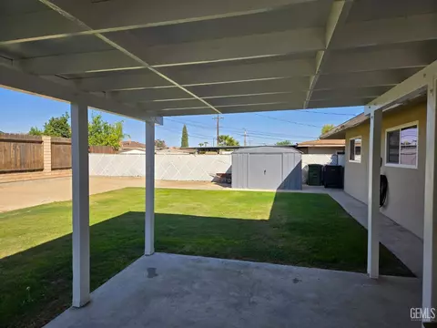Exterior - 921 2nd St, Taft, CA 93268 photo 5 of 11