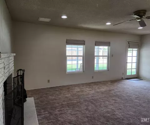 Living - 921 2nd St, Taft, CA 93268 photo 2 of 4