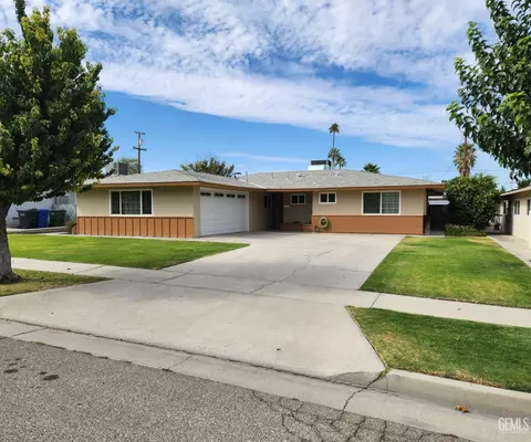 Exterior - 921 2nd St, Taft, CA 93268 photo 1 of 11