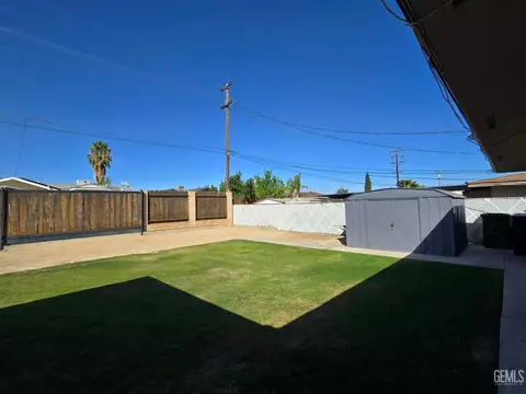 Exterior - 921 2nd St, Taft, CA 93268 photo 6 of 11