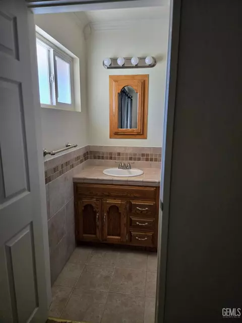 Bath - 921 2nd St, Taft, CA 93268 photo 3 of 6