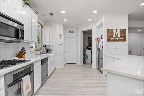 Kitchen - 12005 Compass Ave, Bakersfield, CA 93312 photo 2 of 5
