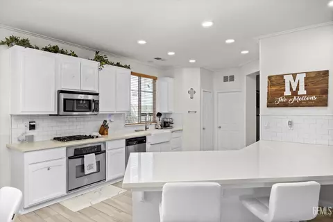 Kitchen - 12005 Compass Ave, Bakersfield, CA 93312 photo 1 of 5