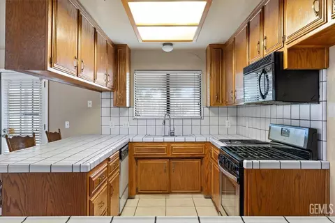 Kitchen - 3300 Juniper Ridge Rd, Bakersfield, CA 93306 photo 3 of 3