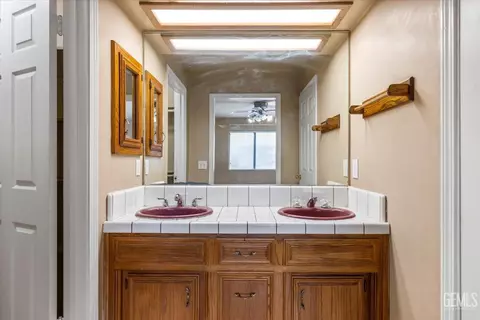Bath - 3300 Juniper Ridge Rd, Bakersfield, CA 93306 photo 2 of 3