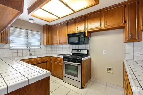 Kitchen - 3300 Juniper Ridge Rd, Bakersfield, CA 93306 photo 2 of 3