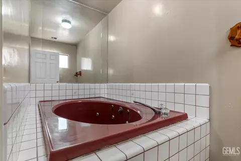 Bath - 3300 Juniper Ridge Rd, Bakersfield, CA 93306 photo 3 of 3