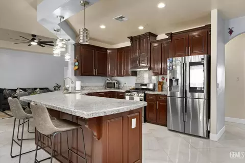 Kitchen - 18200 Cheyenne Ave, Tehachapi, CA 93561 photo 2 of 5