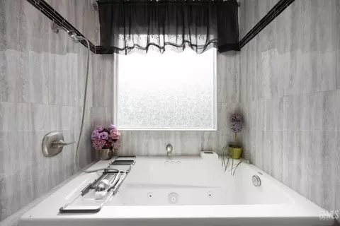 Bath - 18200 Cheyenne Ave, Tehachapi, CA 93561 photo 2 of 4