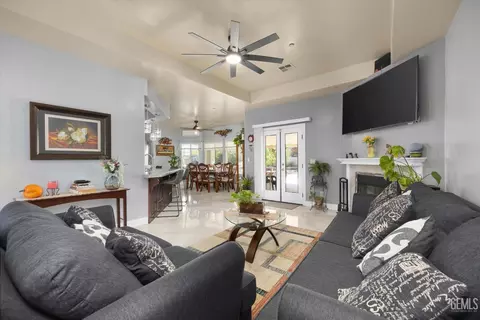 Living - 18200 Cheyenne Ave, Tehachapi, CA 93561 photo 1 of 2