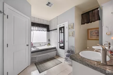 Bath - 18200 Cheyenne Ave, Tehachapi, CA 93561 photo 1 of 4
