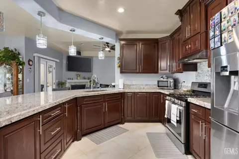 Kitchen - 18200 Cheyenne Ave, Tehachapi, CA 93561 photo 3 of 5