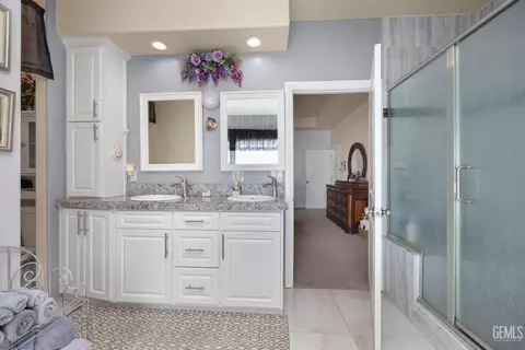 Bath - 18200 Cheyenne Ave, Tehachapi, CA 93561 photo 3 of 4