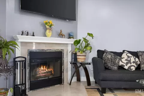 Living - 18200 Cheyenne Ave, Tehachapi, CA 93561 photo 2 of 2