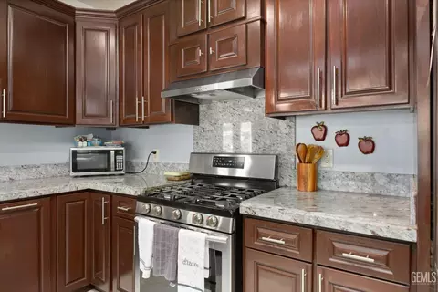 Kitchen - 18200 Cheyenne Ave, Tehachapi, CA 93561 photo 5 of 5