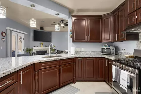 Kitchen - 18200 Cheyenne Ave, Tehachapi, CA 93561 photo 4 of 5