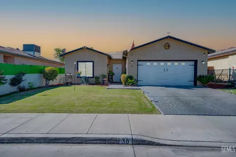 30 Del Playa Dr, Bakersfield, CA 93307