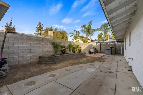 Exterior - 4000 Thatch Ave, Bakersfield, CA 93313 photo 3 of 5