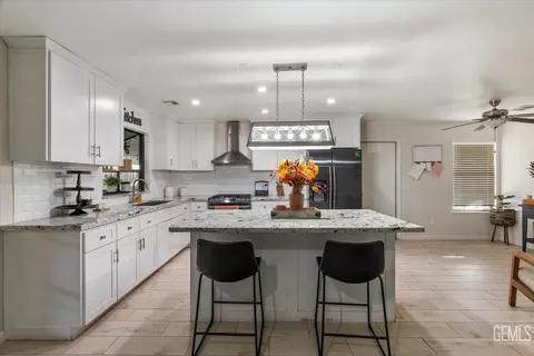 Kitchen - 4000 Thatch Ave, Bakersfield, CA 93313 photo 3 of 5