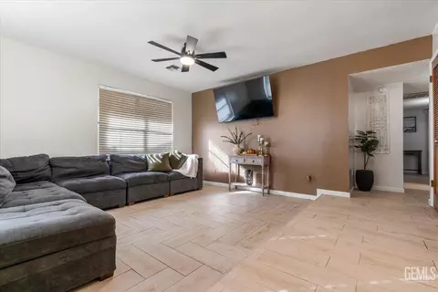 Entry Way - 4000 Thatch Ave, Bakersfield, CA 93313 photo 2 of 3