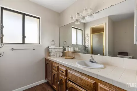 Bath - 4000 Thatch Ave, Bakersfield, CA 93313 photo 3 of 3