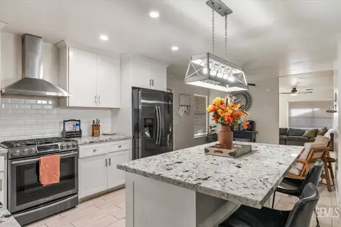 Kitchen - 4000 Thatch Ave, Bakersfield, CA 93313 photo 5 of 5