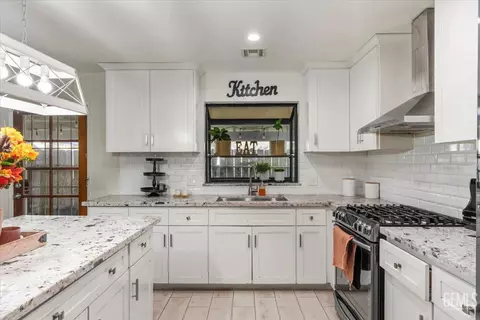 Kitchen - 4000 Thatch Ave, Bakersfield, CA 93313 photo 2 of 5