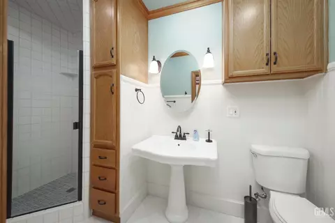 Bath - 3605 Pinehurst Dr, Bakersfield, CA 93306 photo 3 of 3
