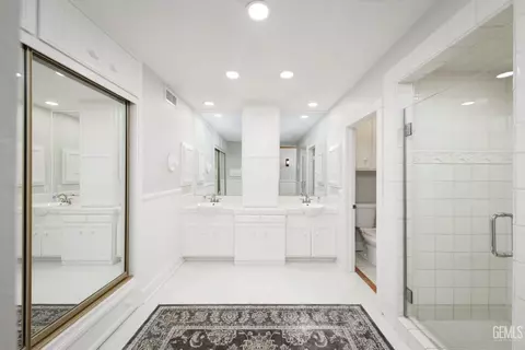 Bath - 3605 Pinehurst Dr, Bakersfield, CA 93306 photo 2 of 3