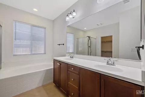 5130 Blue Brook Way, Bakersfield, CA 93313 photo 15