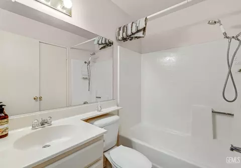 Bath - 1112 Fairview Rd, Bakersfield, CA 93307 photo 2 of 2