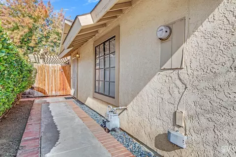 Exterior - 1112 Fairview Rd, Bakersfield, CA 93307 photo 6 of 17