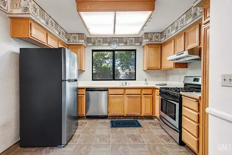 Kitchen - 1112 Fairview Rd, Bakersfield, CA 93307 photo 2 of 3