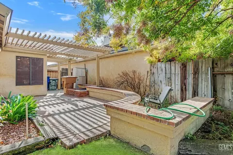 Exterior - 1112 Fairview Rd, Bakersfield, CA 93307 photo 10 of 17