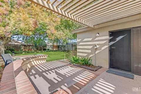 Exterior - 1112 Fairview Rd, Bakersfield, CA 93307 photo 7 of 17