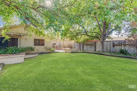 Exterior - 1112 Fairview Rd, Bakersfield, CA 93307 photo 13 of 17