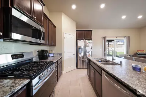 Kitchen - 6016 Fire Opal Dr, Bakersfield, CA 93313 photo 1 of 3